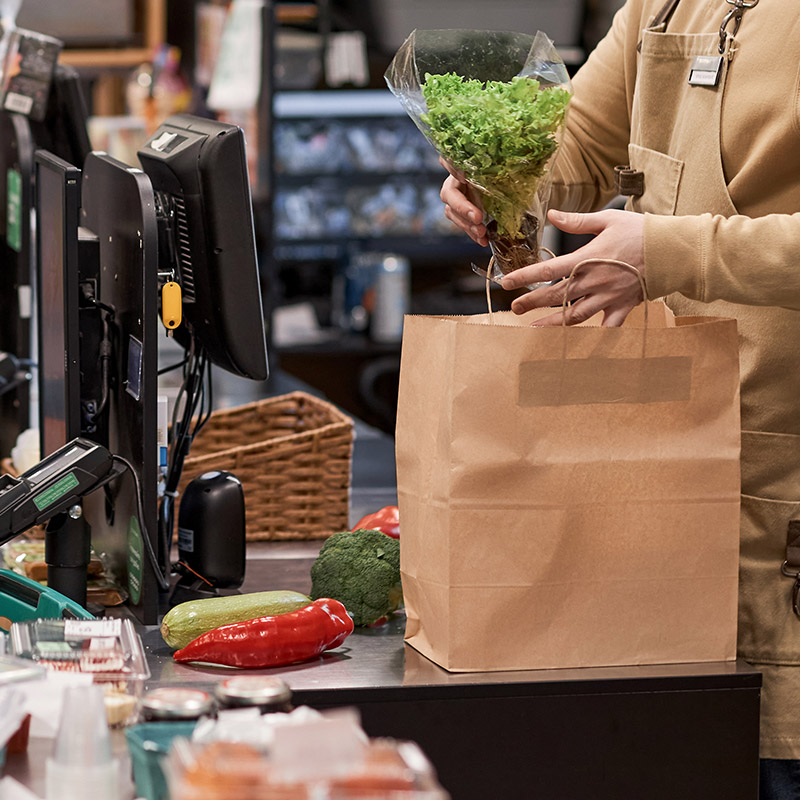 Mga supermarket at tingi